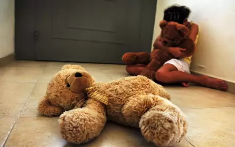 Caso ni�a torturada: madre y padrastro fueron imputados por homicidio