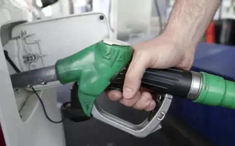Emblemas privados reajustar�an precio de combustible este mi�rcoles