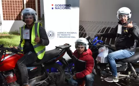 Asunci�n: capacitan y entregan cascos a m�s de 100 motociclistas
