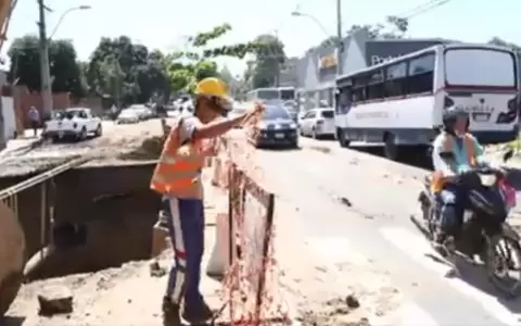 Cierran parcialmente Avda. Sacramento y genera problemas en el tr�nsito