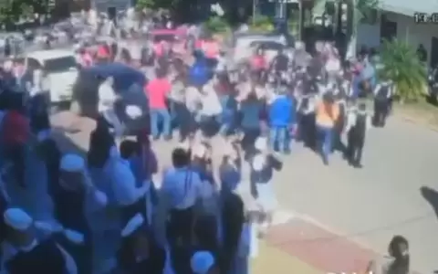 En pleno desfile estudiantil estalla bomba de gas lacrim�geno
