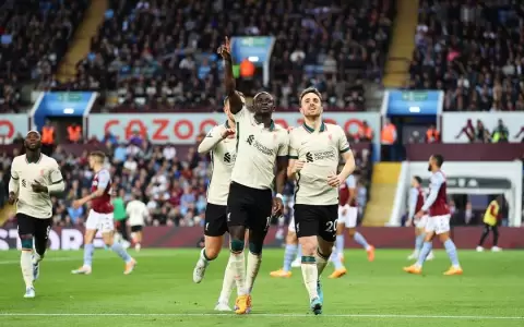 Premier League: Liverpool remonta a Aston Villa y sigue en la lucha