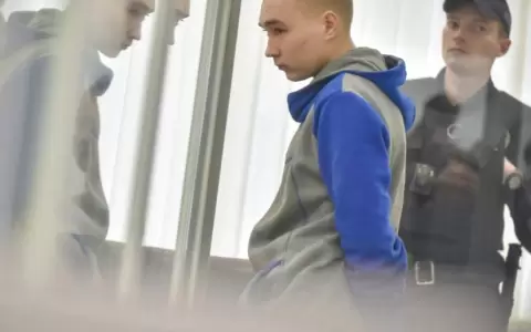 Ucrania condena a cadena perpetua al primer soldado ruso juzgado por cr�menes de guerra