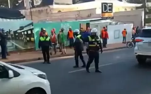 Batalla campal entre obreros y PMT tras intentar retener motocicletas