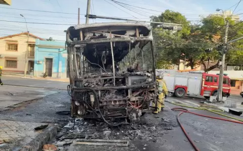 Asunci�n: colectivo se incendi� completamente tras chocar contra un autom�vil