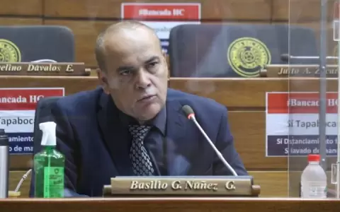 "Bachi" N��ez se�ala que gobierno realizar�a escuchas telef�nicas de sus rivales pol�ticos