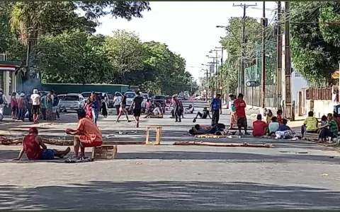 Por asistencia y t�tulo de propiedad, ind�genas se manifiestan y esperan solidaridad ante el fr�o