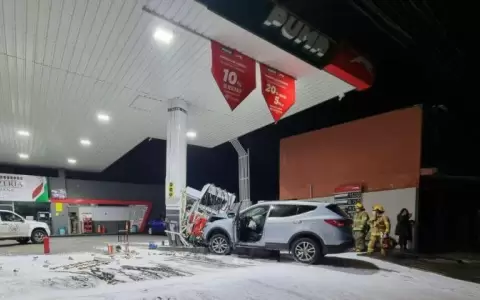 Conductora embisti� por una estaci�n de servicio