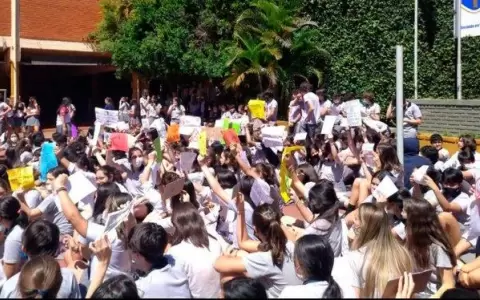 Estudiantes de colegio cat�lico realizaron sentata en protesta contra acosos