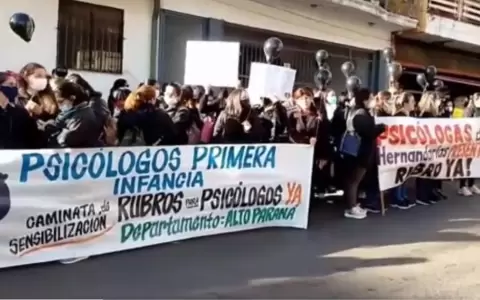 Psic�logos se manifiestan por despido de colegas