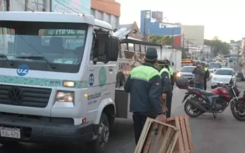 Despejan estacionamientos reservados en el Mercado 4