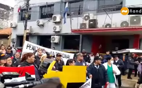 Funcionarios penitenciarios reclaman pagos y cierran avenida