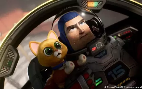 "Lightyear" es prohibida en 14 pa�ses por incluir contenido LGBTI