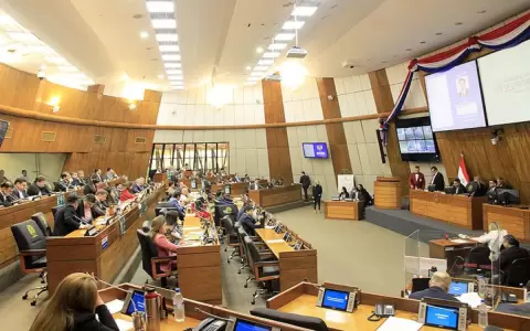 Cartistas tramar�an cambiar mesa directiva con "canjes", aseguran diputados