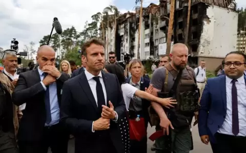 Macron destac� hero�smo de los ucranianos y habl� de cr�menes de guerra en Irpin