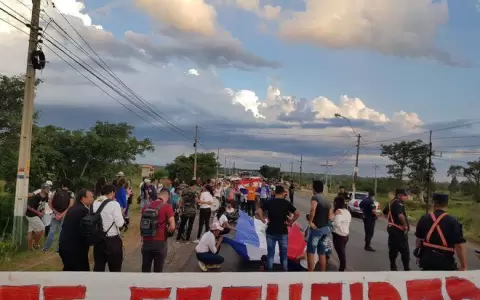 Cierran zona de Remanso para exigir pavimento en ruta