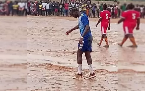 Sadio Man� y el partido ben�fico en el barro con sus amigos de Senegal