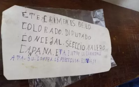 Hallan panfleto de cart�n frente a radio de la familia Acevedo