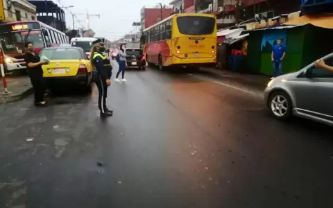 Ni�a muere arrollada por un bus en zona del mercado 4