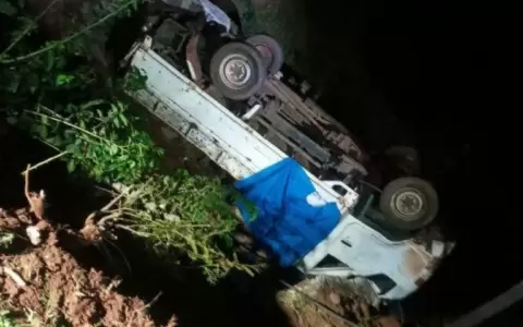 It�: adolescente muere aplastado en vuelco de cami�n