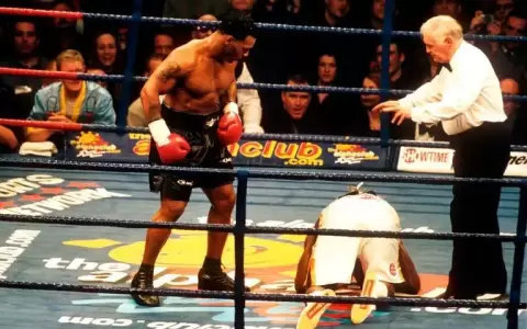 Esc�ndalo con un ex rival de Mike Tyson: un hombre lo provoc� en la calle, lo noque�