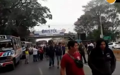 Camioneros y buses internos cierran ingreso a UNA y anuncian piquetes