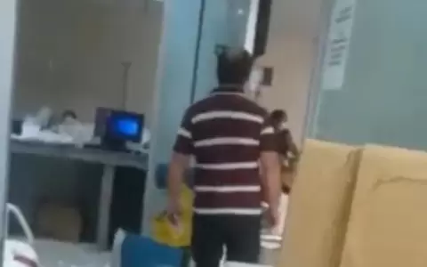 Desesperado y a las patadas exige que su madre sea atendida en IPS