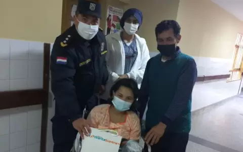 Polic�as asistieron a embarazada y beb� naci� dentro de una patrullera