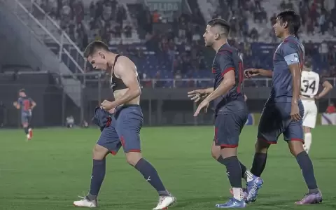�A lo Cicl�n! Cerro Porte�o vence sobre el final y con uno menos