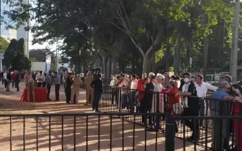 Horacio Cartes cumple 66 a�os y simpatizantes fueron a saludarlo