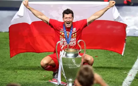 Robert Lewandowski sigue en los planes del Paris Saint-Germain