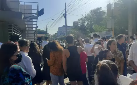Gran cantidad de personas aguarda frente a radio �andut� para despedir a Humberto Rub�n