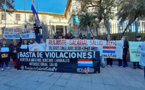 M�dicos se manifiestan frente al Ministerio de Salud para exigir reajuste salarial