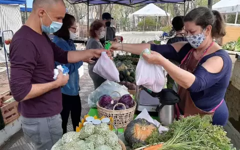 Otro s�bado de feria agroecol�gica en plaza Italia