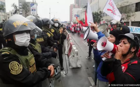 Cientos marchan contra Castillo al cumplirse un a�o de su gobierno en Per�