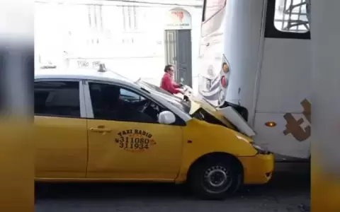 Airado taxista rompe con hierro parabrisas de un micro