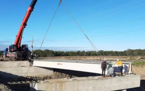 Defensa Costera de Pilar: montan vigas para puente sobre canal de derivaci�n