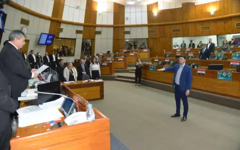 Carlos Rejala pide permiso y cartistas rechazan juramento de su suplente
