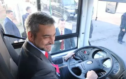 Abdo se opone a electromovilidad y echa por tierra su discurso ambiental