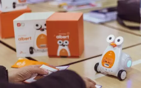 Donan 900 robots para impulsar programa de pensamiento tecnol�gico en escuelas