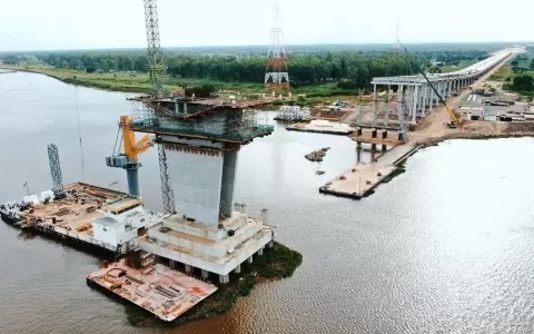 Puente H�roes del Chaco: culmin� izaje de vigas de lado Costanera Norte
