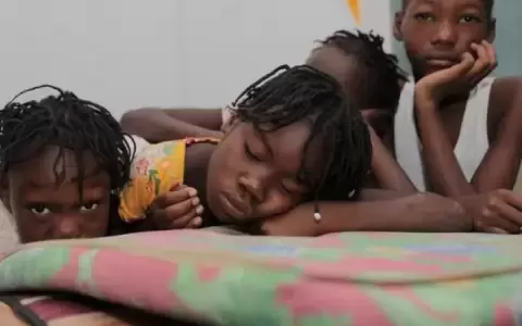 Violencia de bandas en Hait�: cientos de ni�os se refugian en una escuela en la capital del pa�s