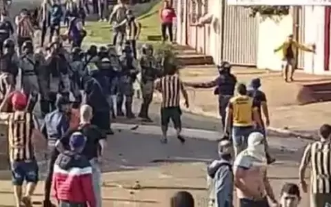 Batalla campal: hinchas de Luque causan disturbios en Cambyret�