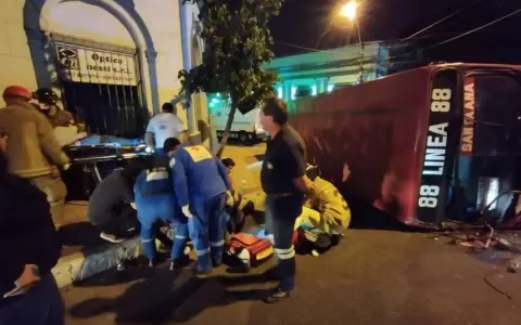 Choque entre camioneta y colectivo deja siete heridos