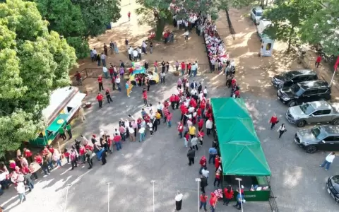 Por una empanada y saludar a Cartes, hurreros se agolparon en PC de HC