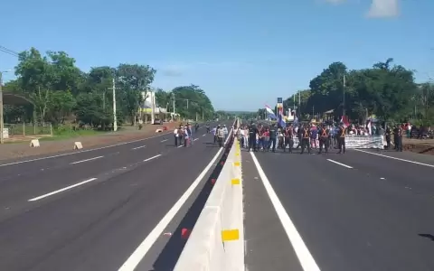Vecinos de E. Ayala se manifiestan por muro de cemento en ruta