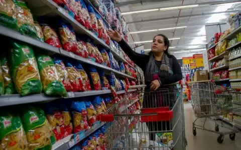 Consumidores se mantienen pesimistas, dice informe del BCP