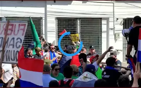 Primeros incidentes entre manifestantes y los polic�as frente al Congreso