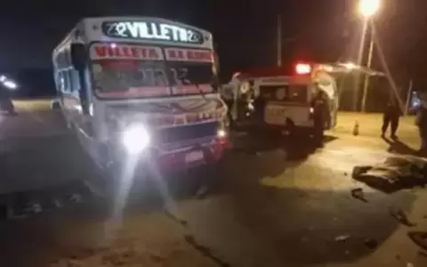 Motociclista fallece tras chocar contra un micro