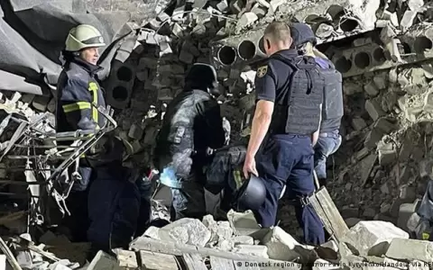 Al menos 18 muertos en ataque ruso con misiles contra edificio en Donetsk